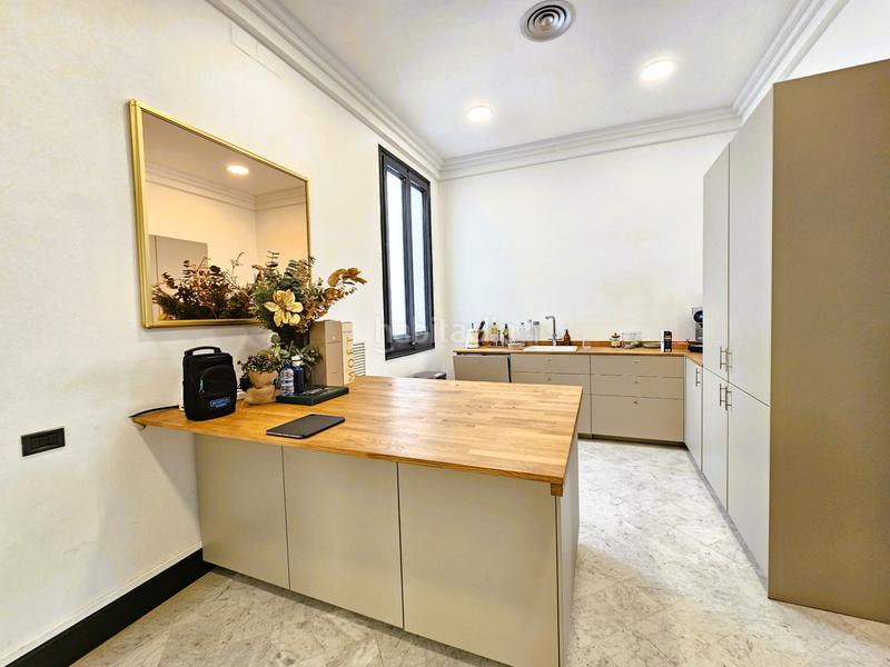 Foto 4ad7e559-2310-457f-8e5d-d643cec085ed. Alquiler oficina impecable oficina en edificio catalogado en Barcelona