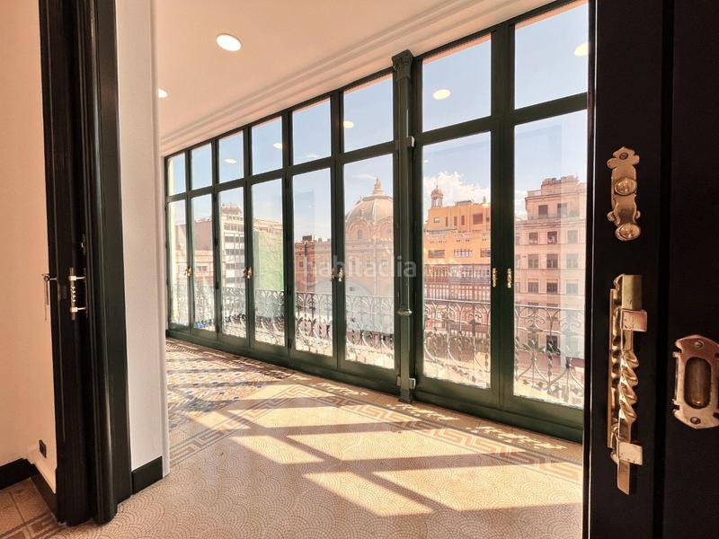 Foto ab248529-f505-404a-8eb9-df90934b8452. Alquiler oficina impecable oficina en edificio catalogado en Barcelona