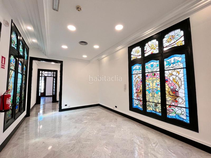 Foto ad67fe40-a202-40ed-ae04-8133642cbc00. Alquiler oficina impecable oficina en edificio catalogado en Barcelona