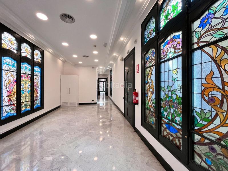 Foto bbc04945-86c7-4ec3-bee4-36923d8f81c7. Alquiler oficina impecable oficina en edificio catalogado en Barcelona