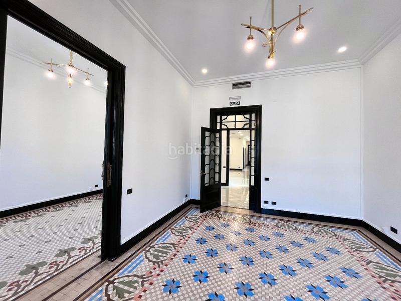 Foto cabc89d3-e9b9-47b0-a055-456350794163. Alquiler oficina impecable oficina en edificio catalogado en Barcelona