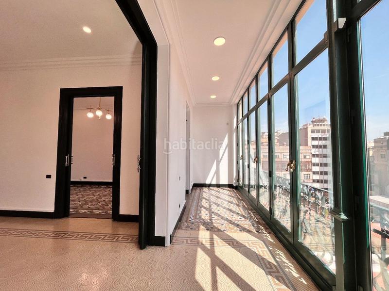 Foto d4f21e61-2a55-46ed-af96-91233a50a352. Alquiler oficina impecable oficina en edificio catalogado en Barcelona