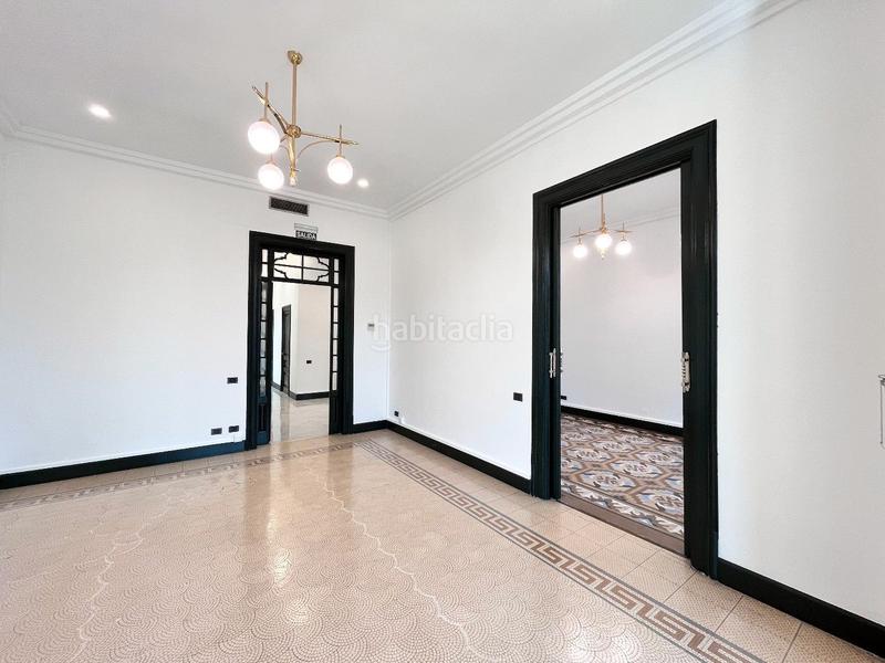 Foto f09c2943-1f02-4574-8ec3-802fcae4b93d. Alquiler oficina impecable oficina en edificio catalogado en Barcelona