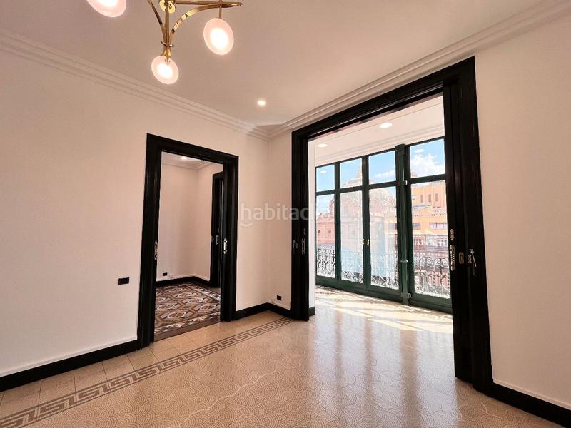 Foto fa31e6af-a5dd-41ba-877d-0b5701665a67. Alquiler oficina impecable oficina en edificio catalogado en Barcelona