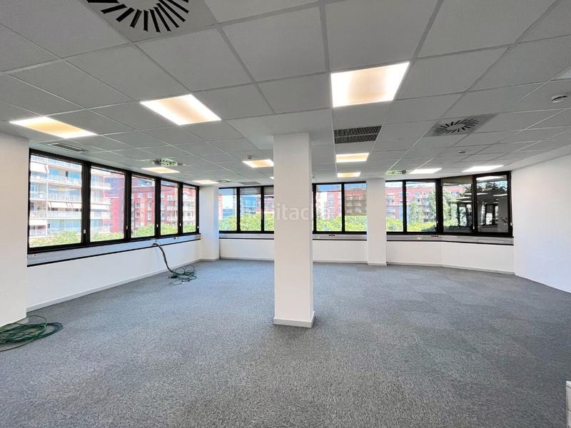 Foto 2218c9df-1b33-4f03-865b-bb8def765d47. Rent office space with heating parking in Barri de les Corts Barcelona