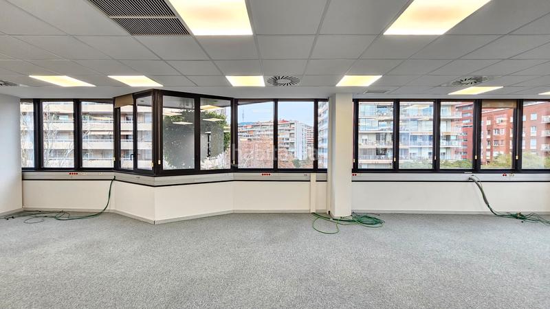 Foto 9634ae60-bf95-41b2-9751-680a7801e588. Rent office space with heating parking in Barri de les Corts Barcelona