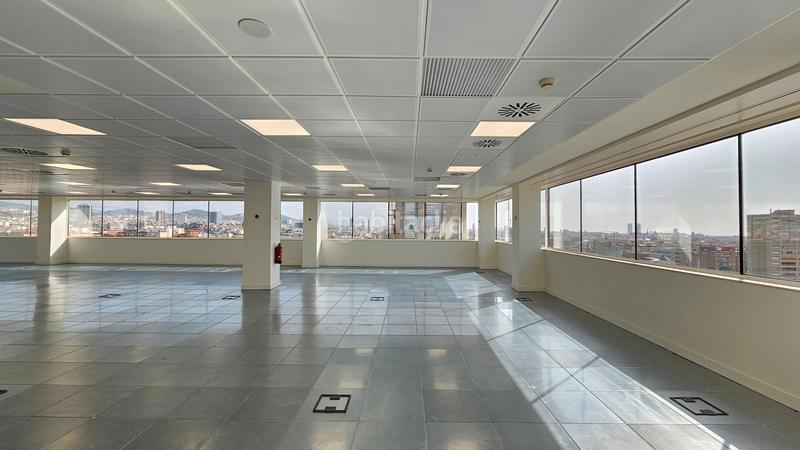 Foto 9a00445d-5dce-48bc-b797-ecf430bb9ce0. Location bureau avec chauffage parking dans Sants Barcelona