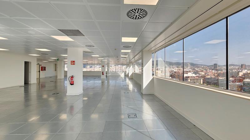 Foto 0a9594e2-57a2-4f06-b819-8a75f0d63999. Rent office space with heating parking in Sants Barcelona
