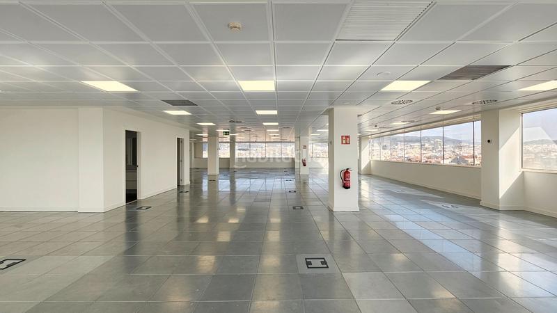 Foto 3ddfed2c-ebeb-40d7-a59a-58735b48b72e. Rent office space with heating parking in Sants Barcelona