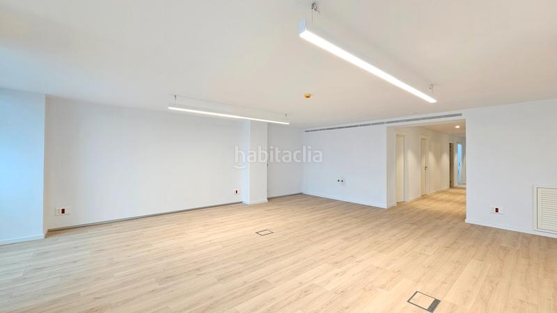 Foto 9284325d-eb08-42fd-98aa-c1e1aed5b561. Alquiler oficina  impecable completamente renovada en Barcelona