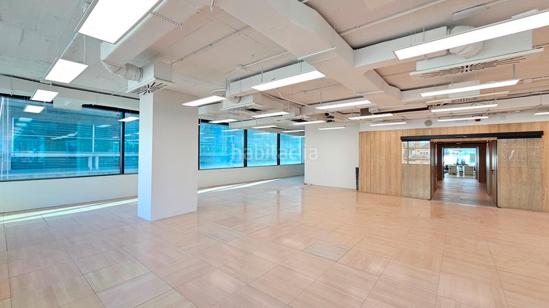 Foto 2c9cc103-c4ab-4b3d-8e1a-baf2e99f36ab. Rent office space with heating parking in Provençals del Poblenou Barcelona