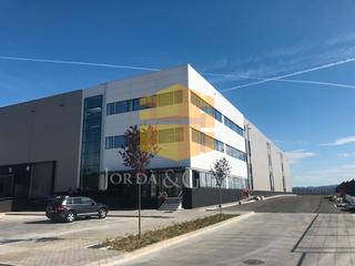 Rent Industrial building in Carrer treball 16