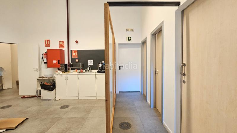 Foto 3bfec640-1427-460e-af2d-ec9dd27e2e1b. Lloguer oficina amb calefacció aparcament a El Parc i la Llacuna del Poblenou Barcelona