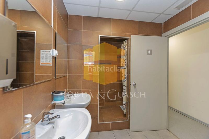 Foto 50659818-7ff4-4210-ab1e-469bb892d389. Local comercial a avinguda de madrid 150 a Sants Barcelona