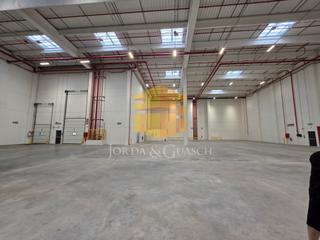 Rent Industrial building in Travessera industrial 107