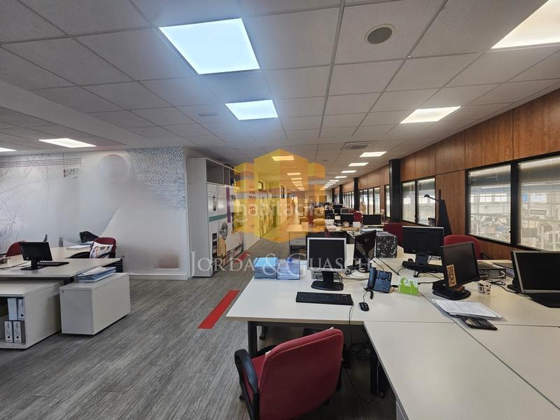 Foto 79c79d3e-59e9-4f9b-8b7b-ecc6b4e25233. Miete fabrikhalle in carrer de la indústria 2a in Sant Joan Despí