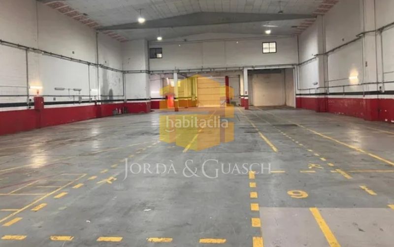 Foto 33033236-acc1-478d-9ea8-ee7700c5d42f. Affitto capannone industriale in carrer dels motors 86 in Barcelona