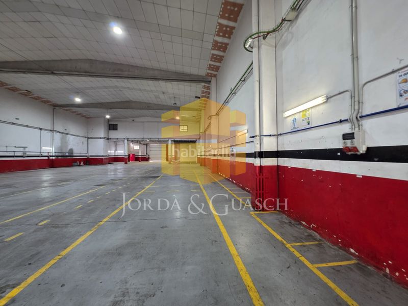Foto aaaad7cc-1390-45b8-84c4-682a7f200ddd. Affitto capannone industriale in carrer dels motors 86 in Barcelona
