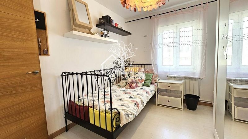 Foto 7f448430-19a9-477e-b1d8-aabfdcba20ae. Casa adossada amb calefacció aparcament a A Gándara Narón