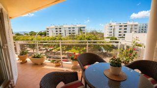 Apartament a Carrer caravel.la 4. Oportunidad a 60 m del mar con terraza y parking.