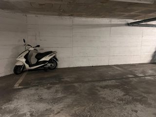 Aparcament cotxe a Cas Capiscol. Plazas de parking para moto en la zona de cas capiscolamanecer
