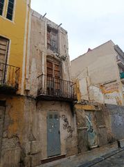 Casa aparellada a Orihuela Ciudad. !cdataocasión única! casaedificio de 3 plantas 192m en orihuela