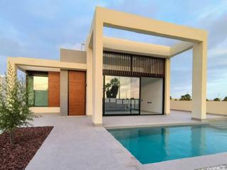 Xalet a Rojales. !cdatavilla de obra nueva con piscina privada con 485m2 de terre