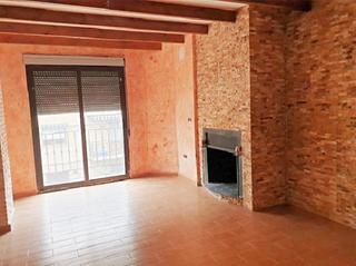 Casa aparellada a Albatera. !cdatacasa de 160m2 mas 160m2 de garaje y terraza con barbacoa e