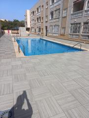 Appartement à Las Piscinas Naturales. !cdata apartamento con balcón y piscina comunitaria en torreviej