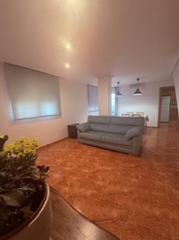 Appartamento in Redován. !cdatapiso dúplex luminoso con patio, garaje y vistas a la sierr
