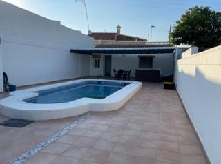 Chalet en Pilar de la Horadada Ciudad. !cdatachalet de 135m con piscina, reformado y en planta baja en