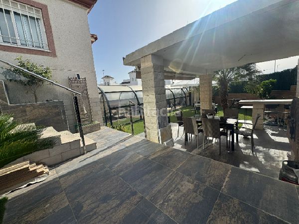 Foto 5cde541e-89e4-4eab-bf3a-915be784ffda. Xalet amb piscina a La Marina Elche / Elx