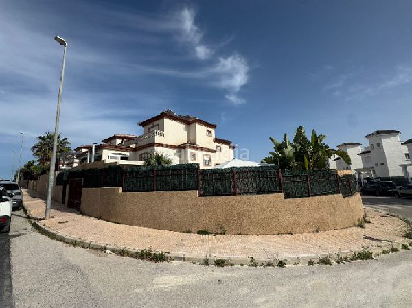 Foto 8a689f8f-e4ea-44c8-8832-1e4a51d39592. Xalet amb piscina a La Marina Elche / Elx