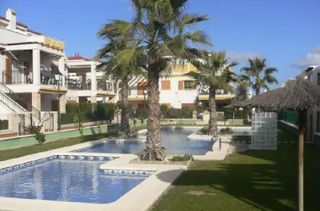 Casa bifamiliare in Almoradí. !cdatabungalow en planta baja en daya vieja, 90m de casa, amplio