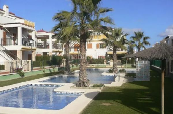 Foto 2747c974-f5bb-49c7-88a2-4acfff2aa096. Casa aparellada a Almoradí