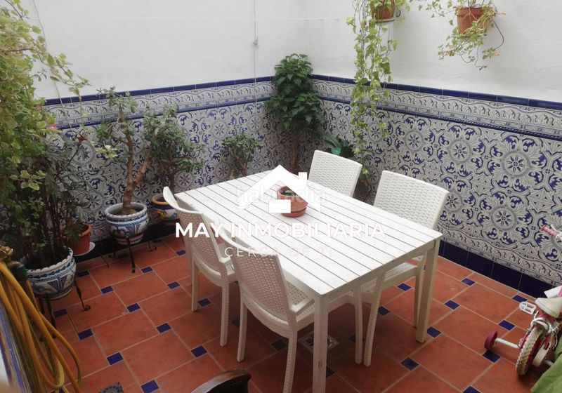 Foto f3d2af6f-ae80-4d0a-9e8a-6183aacf44b8. Casa adossada a Puebla del Río (La)