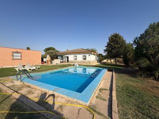 Chalet in Carmona. Finca urbana en el perpetuo socorro  carmona  a 10 minutos de se