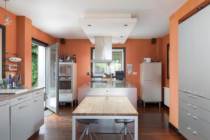 Foto 3bc9e6ae-ff85-41e4-919d-4c882cfe8e44. Casa bifamiliare con riscaldamento parcheggio piscina in Donostia - San Sebastián