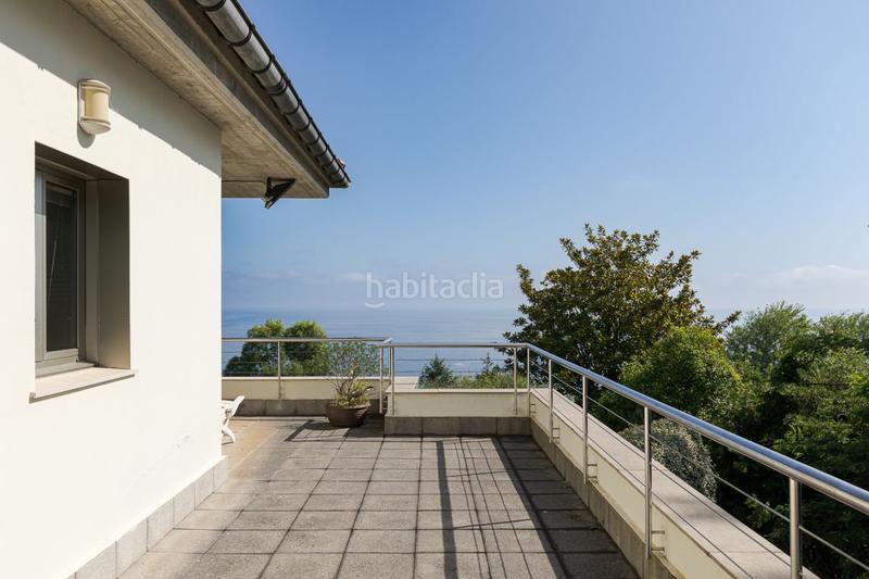 Foto b2ba9aee-fee0-46f8-98dc-0dcf01212938. Maison jumelée avec chauffage parking piscine dans Igeldo Donostia - San Sebastián