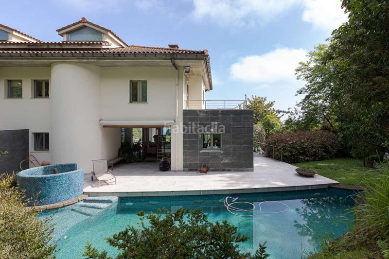 Foto eb76be9a-c671-45bc-a9b4-5d4d92e0e748. Towny house with heating parking pool in Igeldo Donostia - San Sebastián