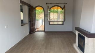 Chalet à Villamartín-Las Filipinas. Bienvenido a este encantador chalet de dos plantas en la prestig