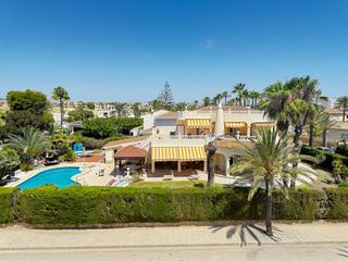 Maison à Cabo Roig. Ofrecemos a su atención una impresionante villa de dos plantas,