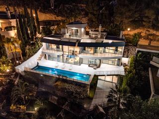 Casa en Altea Hills. Les presentamos una villa de lujo de tres pisos ubicada en una d