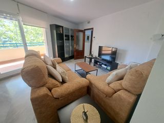 Rent Flat in Los Jardines de Marbella - La Ermita. Piso alquiler periodo escolarde 3 dorm,posibilidad cerrar uno