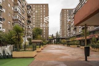 Pis  N/a. Amplio local comercial en venta en moratalaz