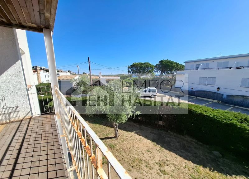 Foto 4b35d879-4e5f-4ae0-b8fb-6fcdd1153440. Casa https://emporhabitat.com/ventas-casas-llansa/1-754-cap-ras.htm en Llançà