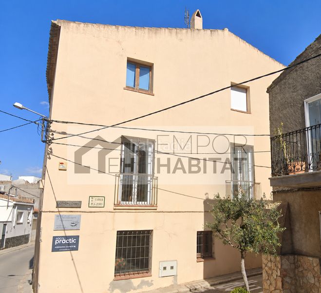 Foto 0187380f-94a1-4f62-bf1e-5c3a0fbdf1eb. Casa aparellada amb xemeneia aparcament a La Vila Llançà