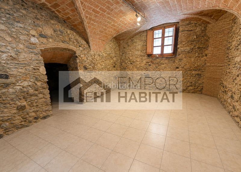 Foto 0cc38137-55ff-4fe4-8f1d-f75090f48dd9. Casa aparellada amb xemeneia aparcament a La Vila Llançà