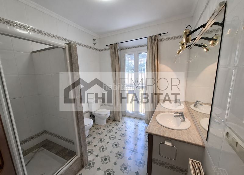Foto 513daab6-193a-4486-94d5-be04a26d426f. Casa aparellada amb xemeneia aparcament a La Vila Llançà