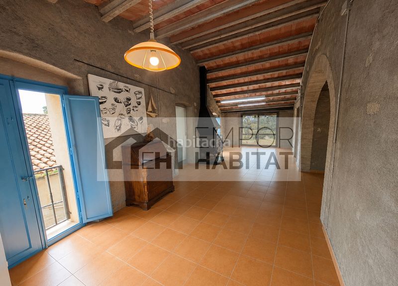 Foto 5234f85e-c180-4904-bf95-75096d0ded4e. Casa aparellada amb xemeneia aparcament a La Vila Llançà